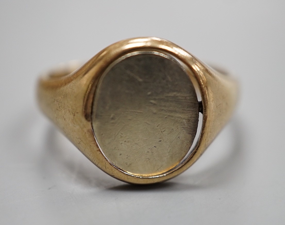 A modern 9ct gold and enamel masonic swivel head signet ring, size R, gross weight 7.1 grams.